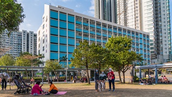 爱秩序湾公园四周都是住宅楼宇和学校。公园为这些坊众和小孩提供充足的休憩和玩耍空间。